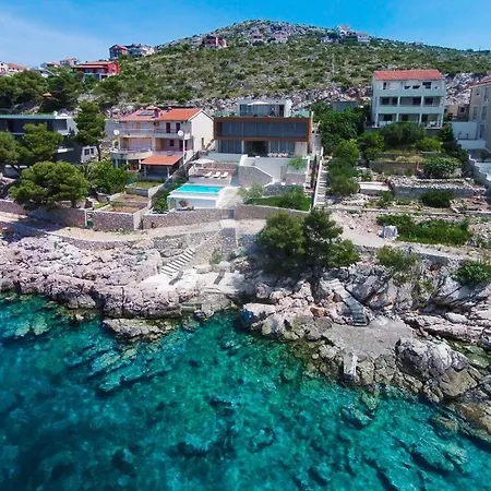 Villa Gloss